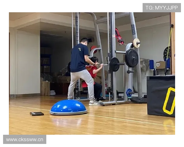 张家齐训练完顺手买了个包，我工资还没她零头多